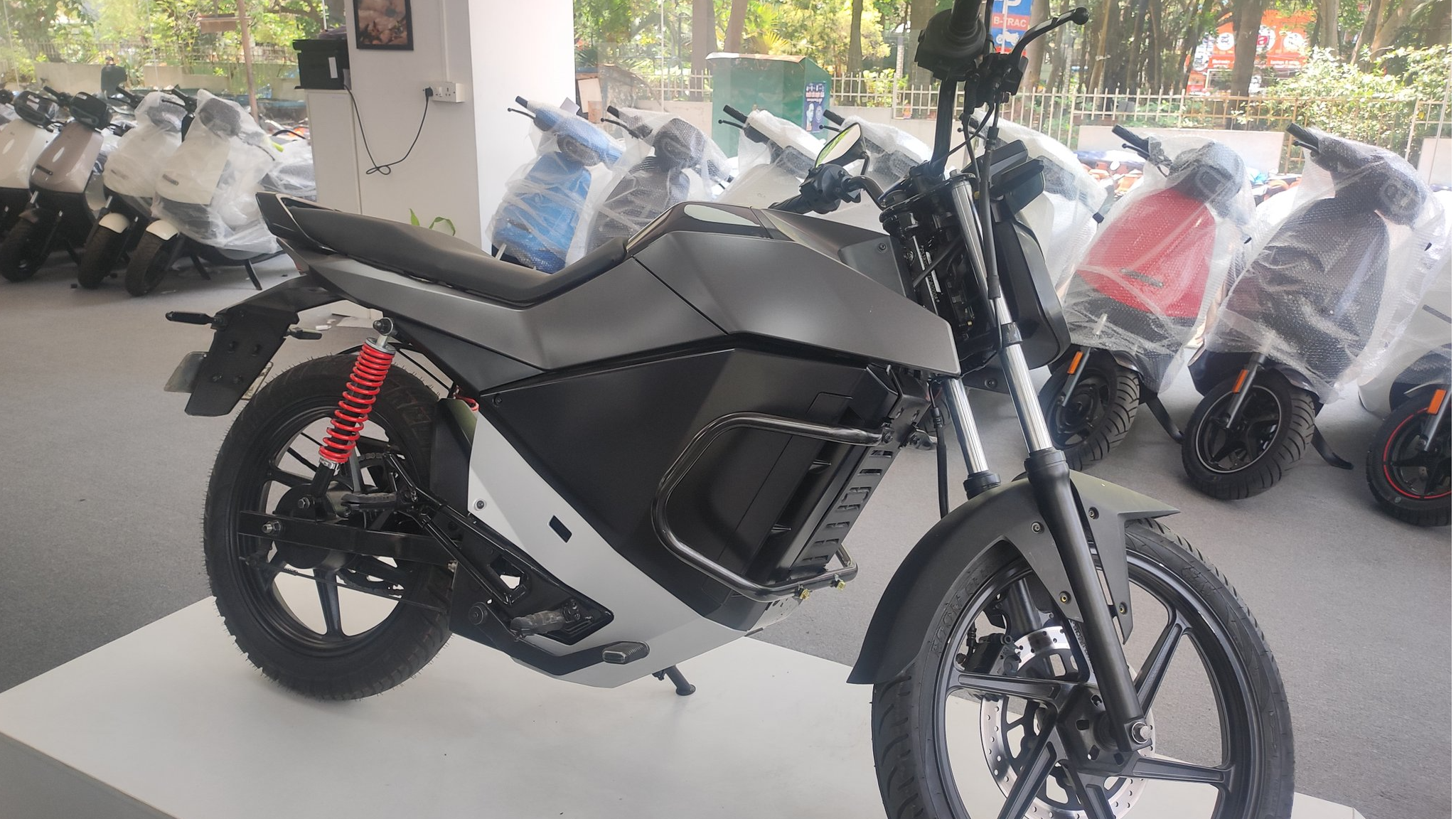 ઓલા રોડસ્ટર બેંગલોરના શોરૂમમાં પહોંચ્યું: તમારા શહેરમાં અપેક્ષિત ડિલિવરી તારીખો