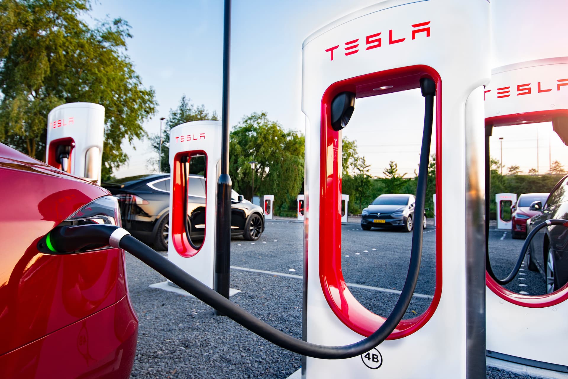 Tesla establishes 4000 EV stations throughout world