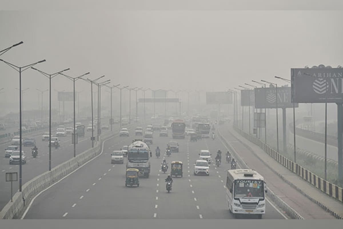 Delhi authorities allow only EV, CNG, BS VI compliant cars as pollution hits severe